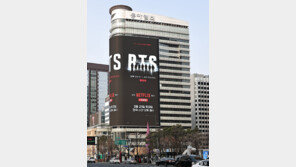 광화문은 벌써 ‘보랏빛’… 아미들, BTS 굿즈 들고 곳곳서 인증샷