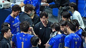 봄배구 가능성 살린 우리카드 박철우 감독대행 “원정길 더 많이 오를 것”