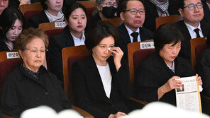 김혜경 여사 눈시울이…고 이해찬 전 총리 49재 참석