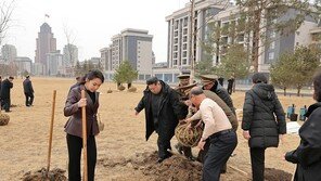 北 김정은, 주애와 직접 삽 들고 식수…참전군인 주거단지 방문
