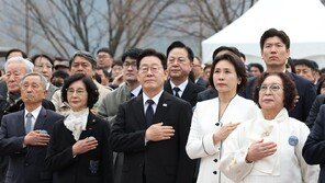 李 “총칼 맞섰던 마산 시민처럼 맨몸으로 계엄군 저지”