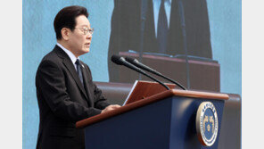 李, 3·15 유족에 정부 첫 공식 사과…허리 숙이자 객석선 박수