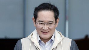 이재용, 귀국길 또 ‘그 패딩조끼’ 입었다