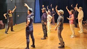 마술쇼-트로트 공연-셔플댄스… 어르신들, 관객서 주인공 변신