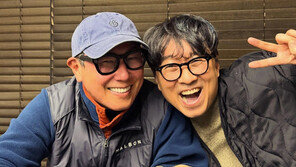 윤종신, ‘천만 감독’ 장항준과 인증샷 “1도 안 변한 사람”