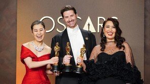 [속보]케데헌, 주제가상도 거머쥐어…아카데미 2관왕