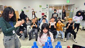 친구들 응원 받으며 컵 쌓기 집중