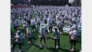 월드컵 개최 앞둔 멕시코, ‘9500명 축구강습’ 기네스 등재