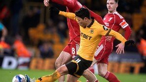 ‘황희찬 벤치’ EPL 꼴찌 울버햄튼, 브렌트포드와 2-2 비겨
