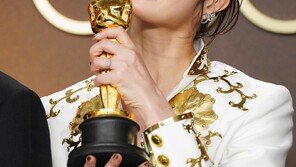 아카데미 2관왕 ‘케데헌’ 이재, 드레스도 한국적…조선 대례복에 무궁화