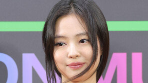 제니, 美 초대형 뮤직페스벌 ‘롤라팔루자’ 헤드라이너 출격