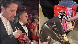 오스카에 신라면이?…케데헌 감독, 시상식서 K-라면 봉지째 먹방