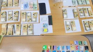 “돈을 엄청 뽑아요” ATM 신고에…‘돈다발’ 두고 줄행랑