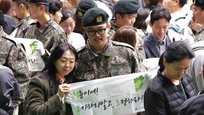 ‘고생했어, 아들!’ 올해 첫 신병 수료식