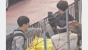 “기특하고 예뻐” 길거리서 재활용 수집 할머니 도운 학생들