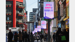 ‘BTS 특수’ 벌써 후끈…명동 굿즈샵 “손님 3배 늘고 아미밤 동나”