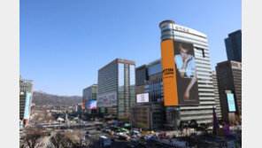 코르티스 마틴, 화려한 생일 파티…‘룩스’ 아이돌 서포트 첫 주인공