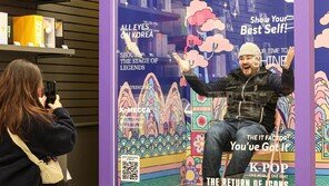 엄마와 함께온 아미 “공항부터 들떠”… 응원봉은 이미 동나