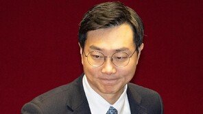 ‘성추행 의혹’ 장경태 탈당… 與, 윤리원에 중징계 요구