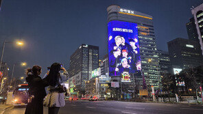 “밤새우려고 장비 챙겨왔어요” 보랏빛 광화문, 들뜬 공연 전야