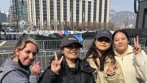 60대 부부도 필리핀 소녀도…아미들 ‘광화문 인증샷’