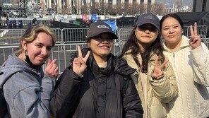 60대 부부도 필리핀 소녀도…아미들 ‘광화문 인증샷’
