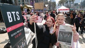 “우리에겐 ‘BTS마스’ 이브”…전날부터 광화문 집결한 아미들