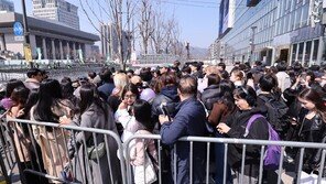 BTS 공연 5시간 전 광화문 2만8000명 운집…관객 입장 시작