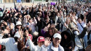 ‘아미로드’ 된 광화문 광장…곳곳 ‘아미봉’에 ‘BTS빵’까지