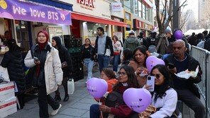 “한국 역사까지 배웠다”…BTS 광화문 공연에 몰린 세계 팬들