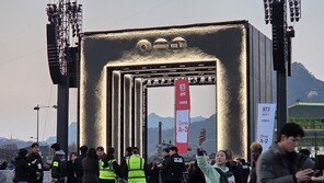 BTS가 말하는 컴백 공연 포인트…“광화문 상징 살리는 ‘오픈형 큐브’”