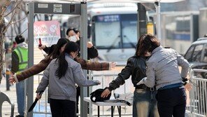 “가져오면 안 된다니까”…BTS 공연장 검문서 전자충격기 등 잇달아 적발