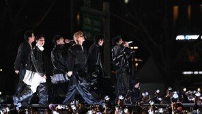 5만 환호 속 막 오른 ‘BTS 컴백’…광화문광장 꽉 채운 ‘아미’ 장관 연출