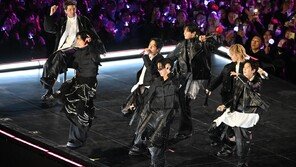 NYT “놀랍게 질서정연” BBC “광화문, 개선문 연상”…외신, BTS 콘서트 집중 조명