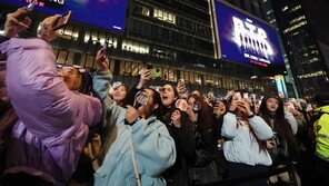 보랏빛으로 물든 광화문…넷플릭스 켠 아미들도 ‘떼창’ 
