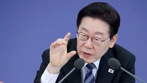 李 “집값 상승 정책 만든 공직자들, 투기까지 하면 제재 마땅”