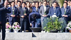 권양숙 여사, 檢개혁 보고에 눈물…정청래 “盧 그리워, 안아드려도 되겠나”