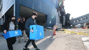 ‘74명 사상’ 안전공업 8시간째 압색…임직원 휴대전화 10대 등 확보