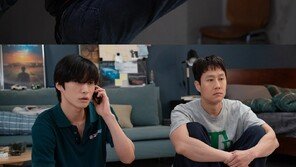 ‘바람’ 후속작 ‘짱구’, 스틸 10종…‘백허그’로 로맨스 도전 정우·정수정
