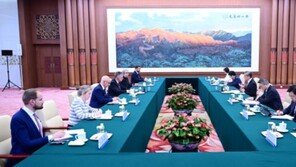 中왕이, 英 안보보좌관과 회동…“이란 사태 정치적 해결해야”