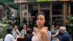 화사, 홍콩서 포착된 장난기…입술 내민 ‘꾸러기 표정’