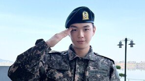 ‘훈련소 수료’ 강다니엘, 군복 입고 늠름한 경례…부드러운 카리스마