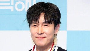 “앞으로도 시끄러울 것”이라던 김동완, 결국 SNS 논란 사과 