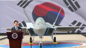 KF-21 양산 1호기 출고…李 “땅-바다-하늘 우리 기술로 방어”