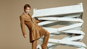 [프리미엄뷰]‘스타일 아이콘’ 된 UGG, 여름 남성 슈즈 시장 휩쓴다