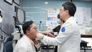 목 잠길 땐 미지근한 물 마시고 습도 높이는 게 ‘약’[이진한 의학전문기자의 메디컬 체험]