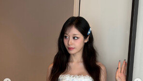 지연, 한줌 허리 드러낸 튜브톱 원피스…군살 없는 완벽 슬림핏