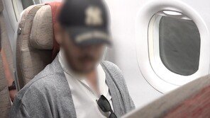 ‘마약왕’ 박왕열, 비행기서 “수갑 풀고 가면 안 돼요?” 불평