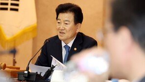 통일장관 “北인권결의안 참여, 밀어붙일 이유 없어”