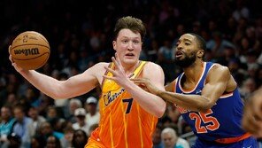 샬럿, 뉴욕 꺾고 5연승…크니플 3점 250개 돌파 ‘NBA 최연소 기록’